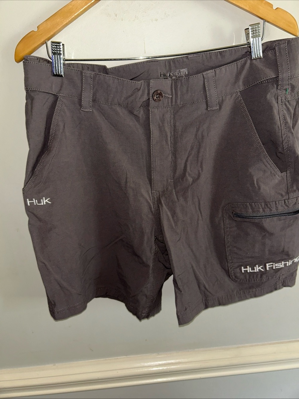 Huk Men's Dark Gray Cargo Fishing Shorts